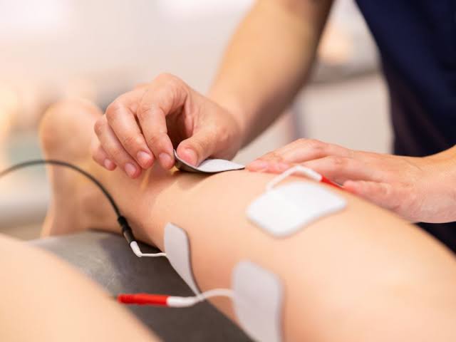 Sessão de electroestimulação numa perna